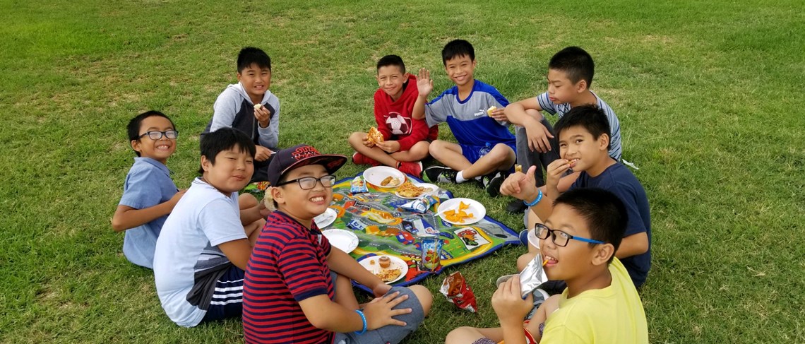 Mustangs enjoying lunch together during the Hello Week picnic!